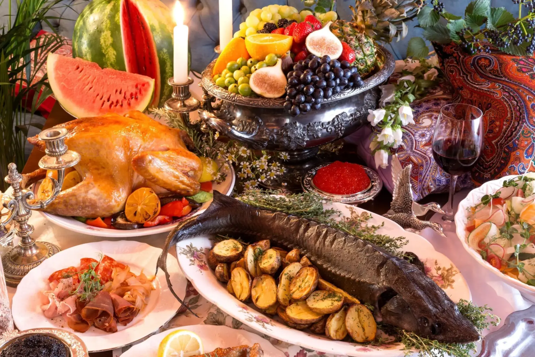sarskii-stol-s-yedoi-yeda-scaled.webp